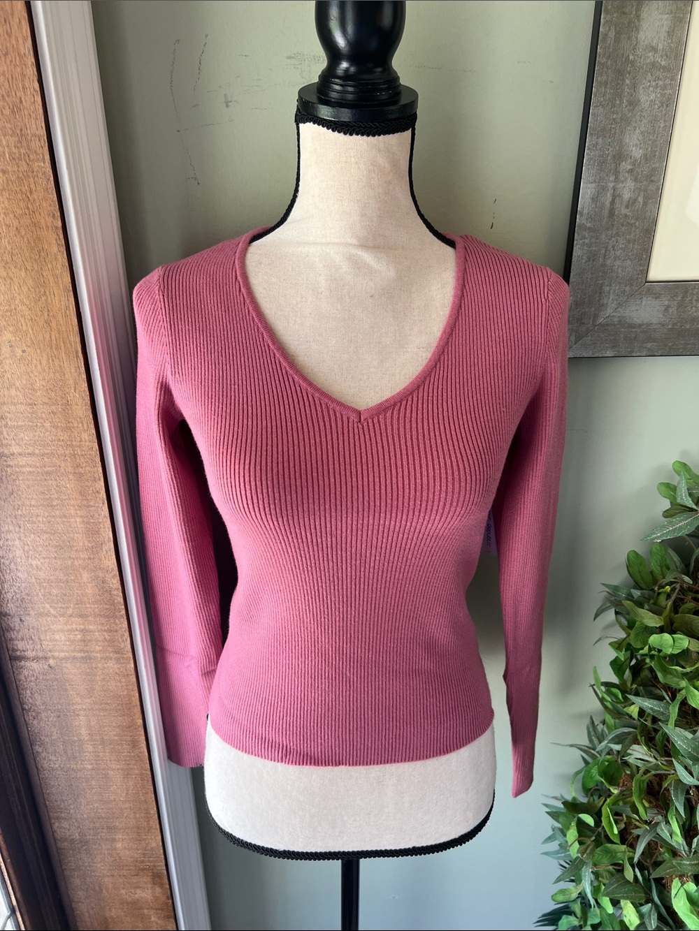 Fitted V-Neck Ribbed Sweater in Dusty Rose